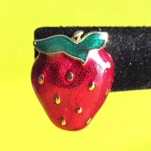 Vintage strawberry post earrings - Picture 2 of 5